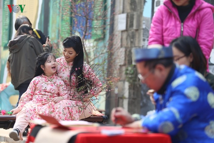 Tại con phố đi bộ kết hợp chợ hoa Phùng Hưng mới được mở, nhiều gia đình ra đây vui chơi...