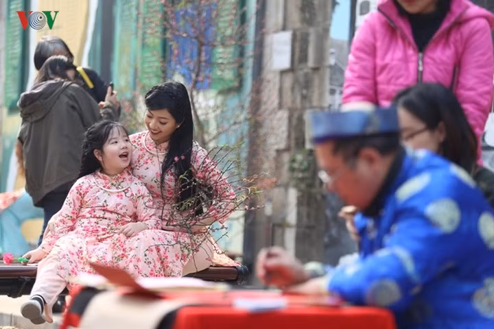 Tại con phố đi bộ kết hợp chợ hoa Phùng Hưng mới được mở, nhiều gia đình ra đây vui chơi...