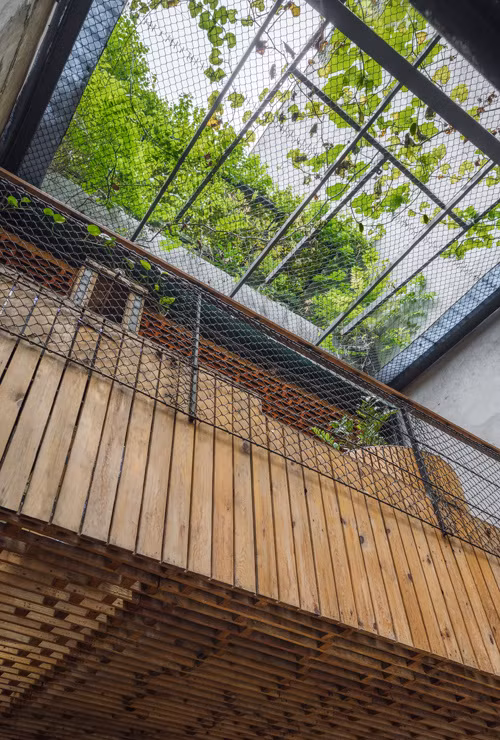  Chất thải của cá được bơm lên các bồn trồng cây cung cấp dinh dưỡng cho cây xanh. Sau đó, nước thẩm thấu qua những viên đất nung để chảy ngược về hồ cá tạo thành một chu trình khép kín tiết kiệm nước.