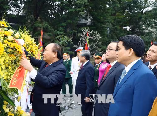 Thủ tướng Nguyễn Xuân Phúc và các đại biểu dâng hương, hoa tại Tượng đài Hoàng đế Quang Trung.
