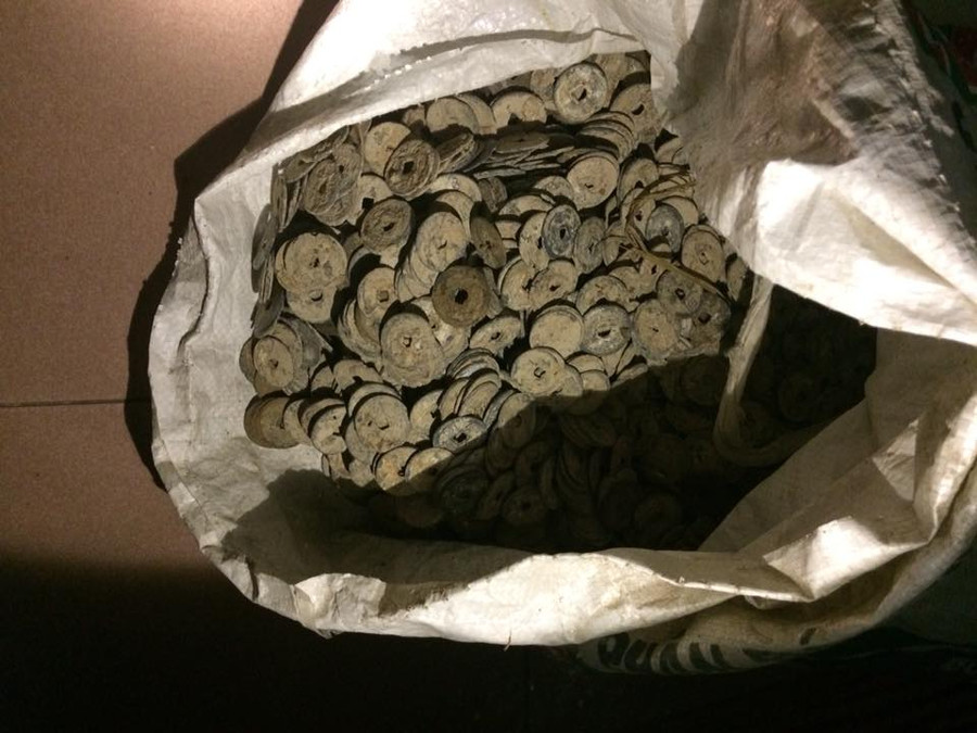  Dịp cận Tết Nguyên đán, một hộ dân ở Bắc Giang bất ngờ đào được 1 túi tiền cổ có niêm đại khoảng 200 năm được chôn dưới nền nhà. 