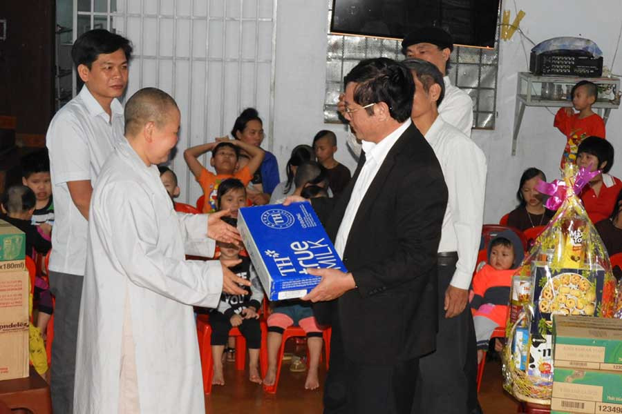  Lãnh đạo Sở Tài chính trao quà cho các cháu. Ảnh: T.N