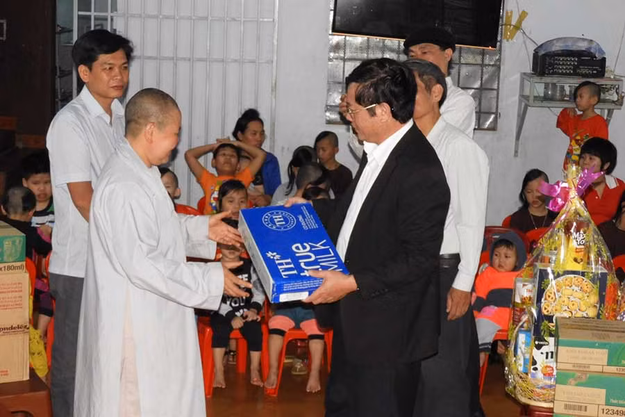  Lãnh đạo Sở Tài chính trao quà cho các cháu. Ảnh: T.N