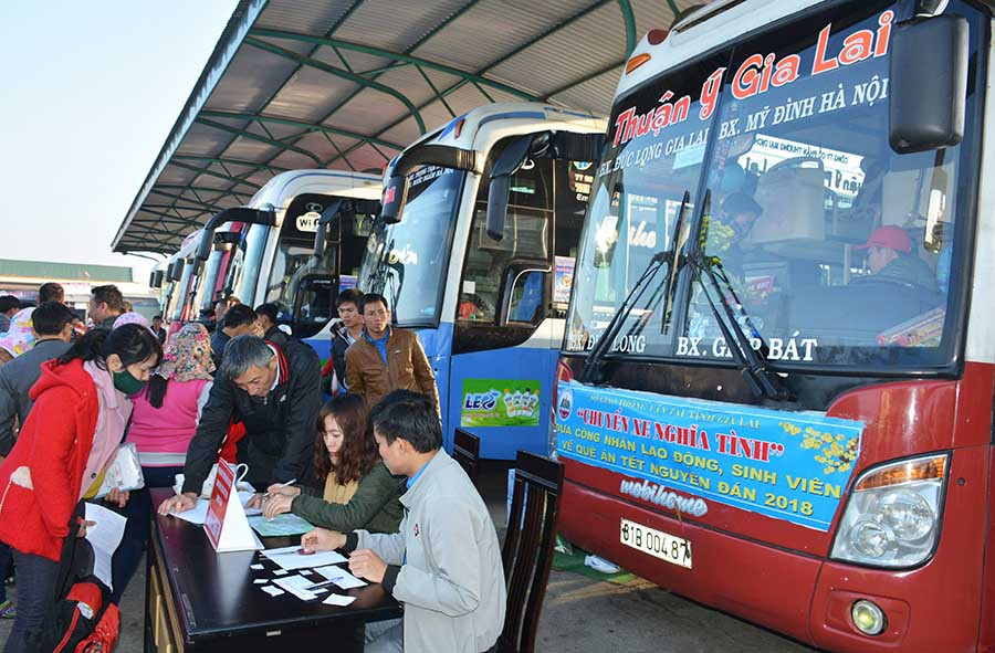 “Chuyến xe nghĩa tình” do Sở Giao thông-Vận tải tỉnh tổ chức đưa công nhân, người lao động nghèo về quê ăn Tết. Ảnh: Anh Sơn