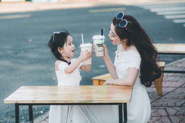 Mẹ bé Trâm Anh làm nghề kinh doanh mỹ phẩm nên chị luôn chú trọng việc làm đẹp. Chị cũng truyền cho con gái năng khiếu thẩm mỹ từ bé.