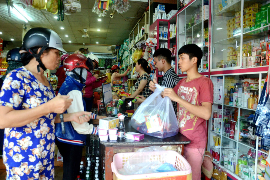 Người dân Đức Cơ mua sắm chuẩn bị cho Tết Nguyên đán. Ảnh: L.H