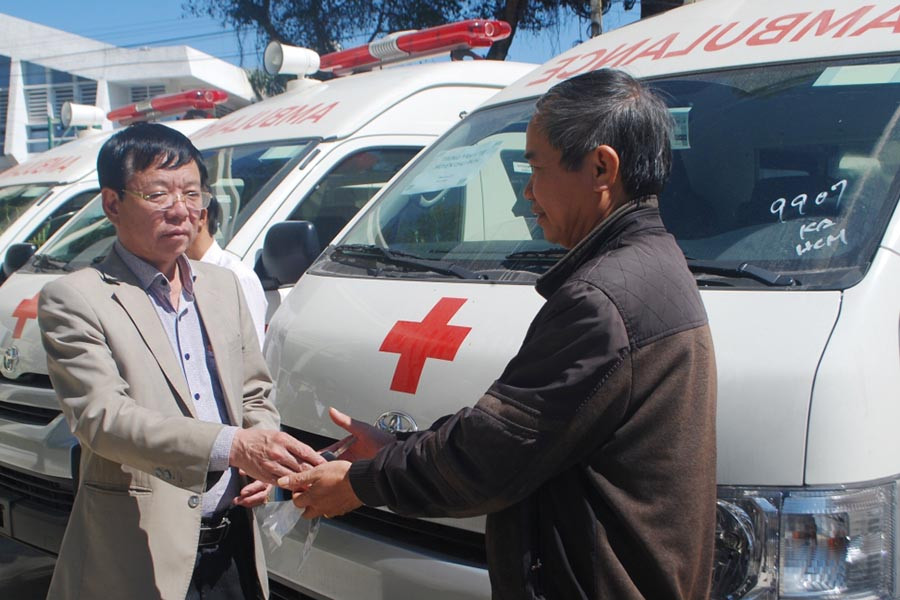 Ông Mai Xuân Hải trao chìa khóa xe cứu thương cho các đơn vị. Ảnh: Nguyễn Tú