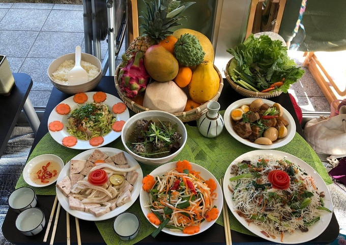 Mâm cỗ của đội miền Nam với các món thịt lợn kho tàu, canh khổ qua nhồi thịt, bún tàu xào nấm. Mâm ngũ quả đủ các loại mãng cầu, dừa, đu đủ, xoài, dứa. 