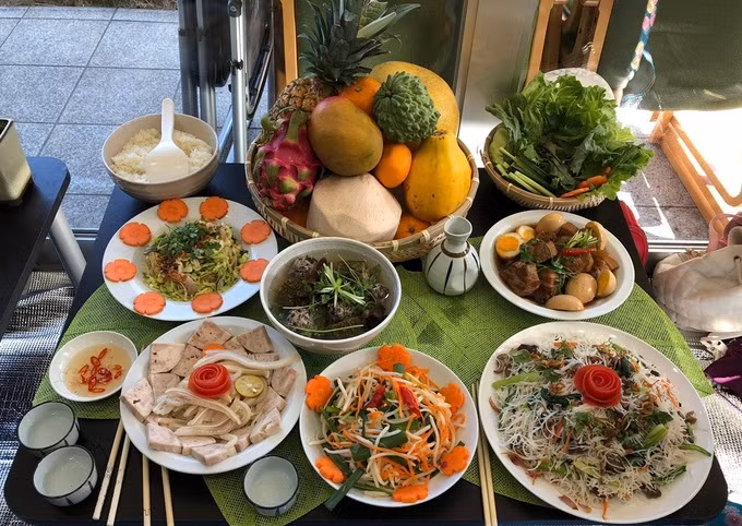 Mâm cỗ của đội miền Nam với các món thịt lợn kho tàu, canh khổ qua nhồi thịt, bún tàu xào nấm. Mâm ngũ quả đủ các loại mãng cầu, dừa, đu đủ, xoài, dứa. 