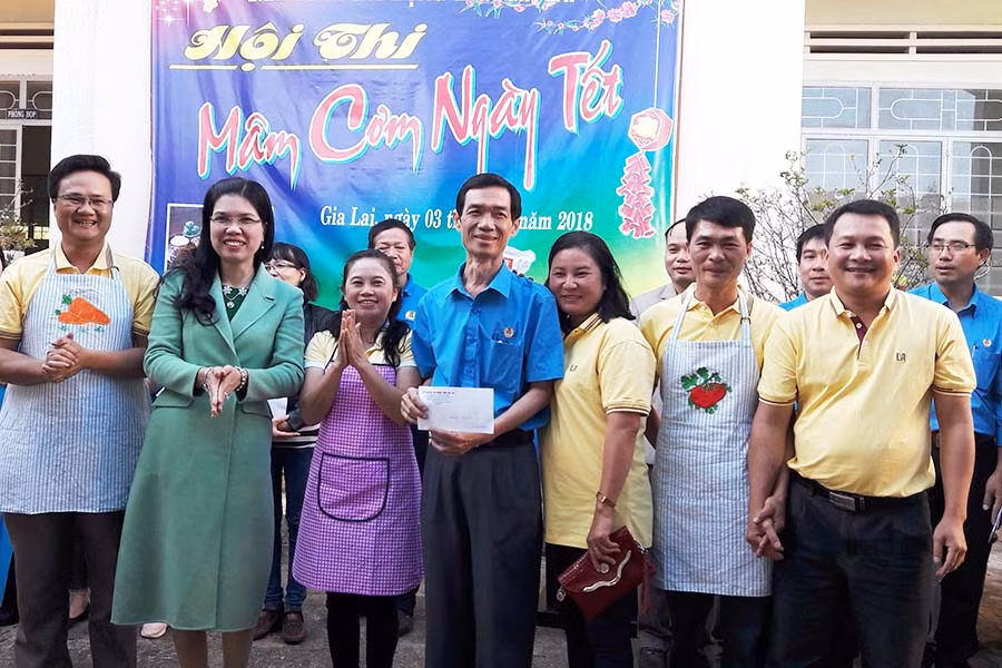  Bà Trần Lệ Nhung-Chủ tịch LĐLĐ tỉnh trao giải nhất cho Đội số 5. Ảnh: Đ.Y