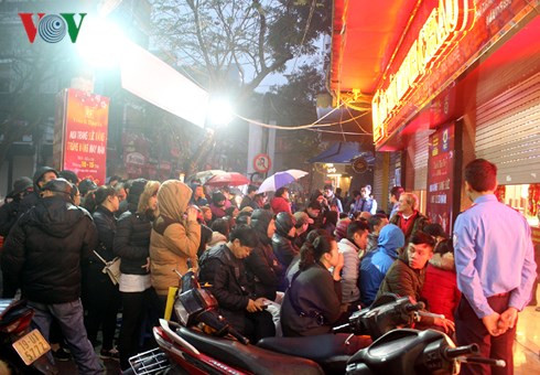 Khách mua vàng xếp hàng tại cửa hàng vàng Bảo Tín Minh Châu.