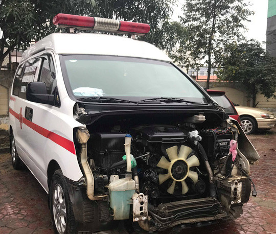 Xe ô tô cứu thương bị hư hỏng phần đầu sau vụ tai nạn.