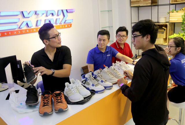  Sinh viên Lê Hoàng Minh Nhật (bìa trái) khởi nghiệp từ việc đi giặt giày