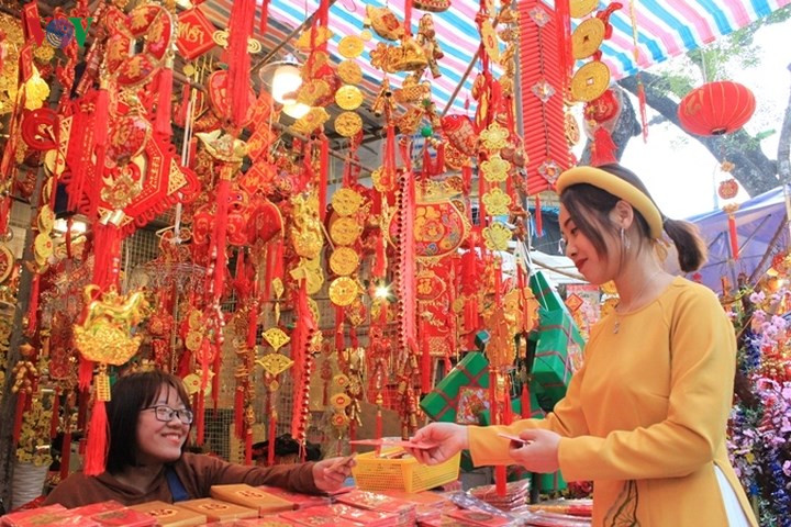 Tại phố Hàng Mã cảnh mua bán cũng nhộn nhịp không kém.