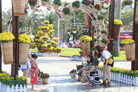 Chương trình nhằm phục vụ đời sống tinh thần của người dân địa phương, kinh phí chủ yếu từ xã hội hóa