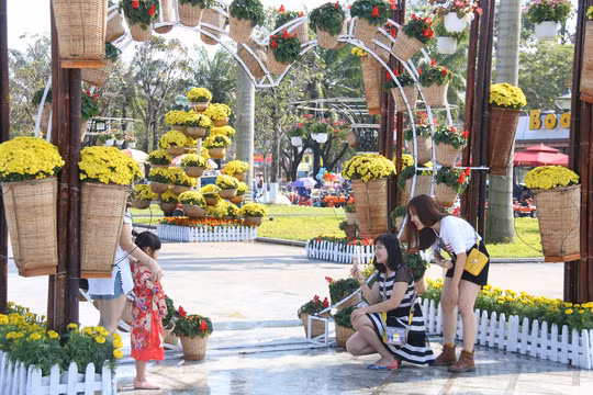 Chương trình nhằm phục vụ đời sống tinh thần của người dân địa phương, kinh phí chủ yếu từ xã hội hóa