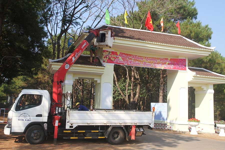 Cổng Biển Hồ đang được sơn sửa sẵn sàng đòn khách. Ảnh: Văn Ngọc. 