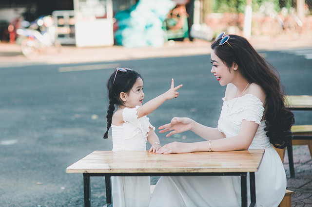 Hai mẹ con có cùng sở thích ăn diện, chụp ảnh nên có rất nhiều ảnh đẹp. Nhờ vẻ đẹp của hai mẹ con, chị Cẩm Vân bán hàng khá chạy vì có nhiều khách hàng theo dõi Facebook. Mỗi tháng chị thu nhập 30 triệu đồng.