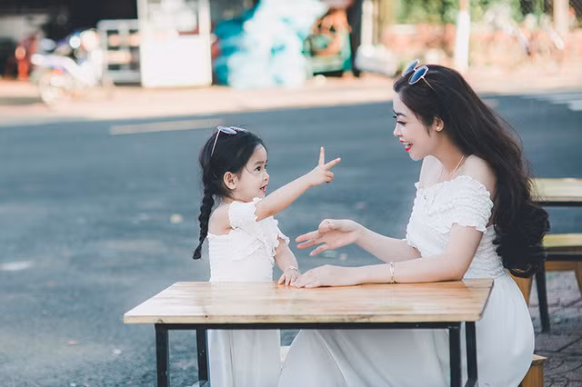 Hai mẹ con có cùng sở thích ăn diện, chụp ảnh nên có rất nhiều ảnh đẹp. Nhờ vẻ đẹp của hai mẹ con, chị Cẩm Vân bán hàng khá chạy vì có nhiều khách hàng theo dõi Facebook. Mỗi tháng chị thu nhập 30 triệu đồng.