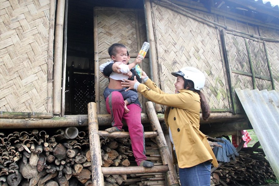 Mới thấy cô giáo ngấp nghé ngoài ngõ, cháu bé người đồng bào thiểu số học lớp mẫu giáo ghép 3-4 tuổi đã khóc ré và ôm chầm lấy mẹ. Mới thấy cô giáo ngấp nghé ngoài ngõ, cháu bé người đồng bào thiểu số học lớp mẫu giáo ghép 3-4 tuổi đã khóc ré và ôm chầm lấy mẹ.