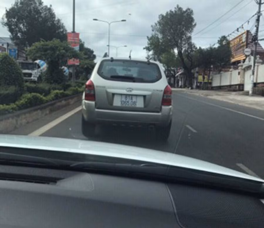  Phương tiện cản đường được camera xe dẫn đoàn ghi lại. Ảnh: Lê Anh