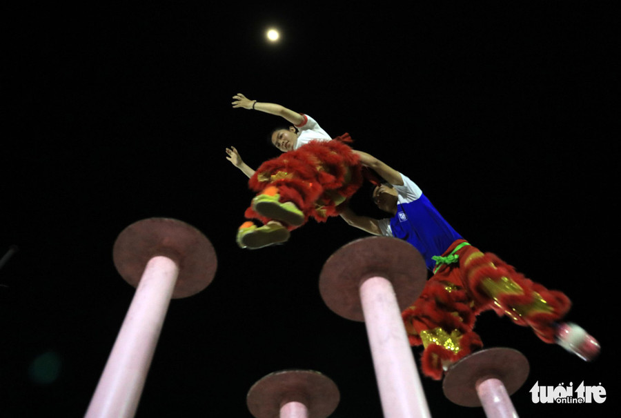 Các cô gái tập luyện xuyên đêm trên Mai hoa Thung như những chàng trai trẻ