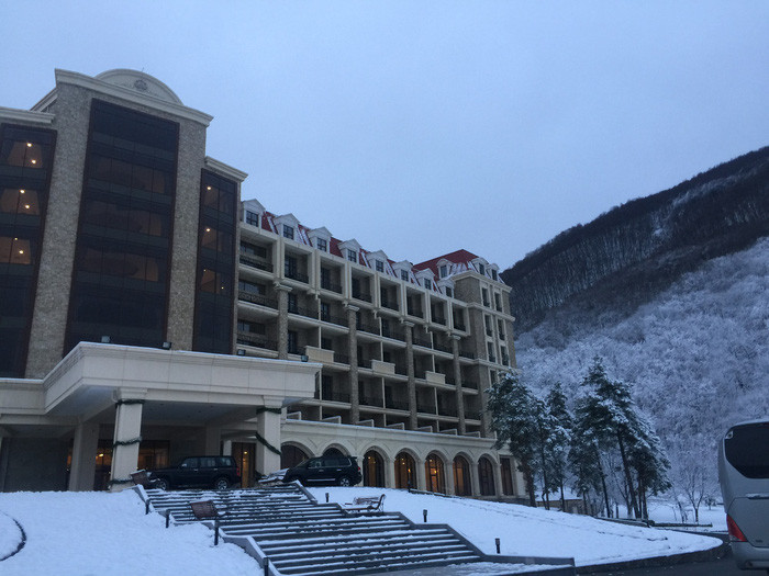 Khách sạn ngay cạnh dãy Caucasus hùng vĩ 