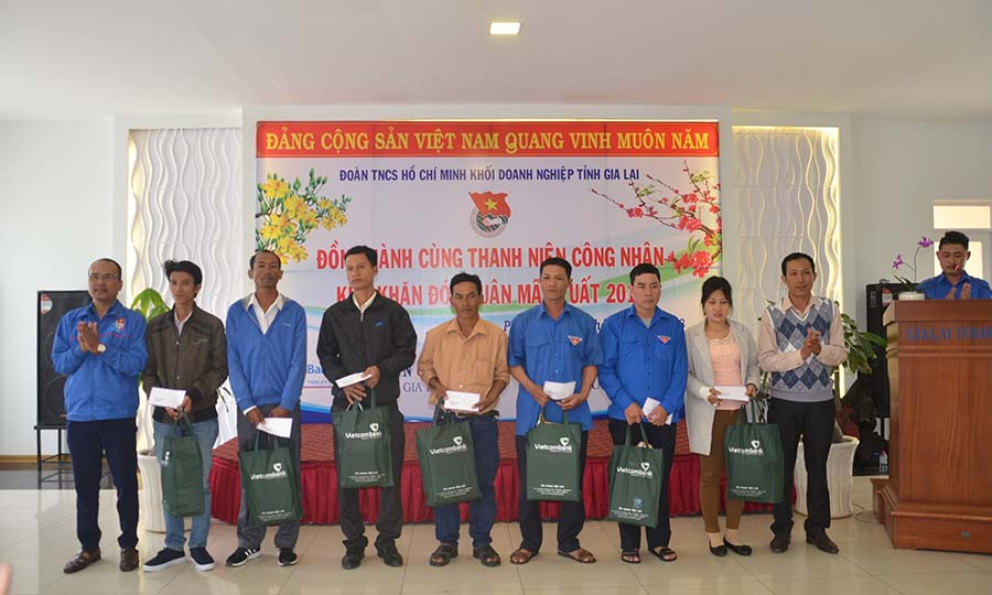 Chương trình tặng 34 suất quà cho các đoàn viên công nhân nghèo. Ảnh: Phương Linh  Chương trình tặng 34 suất quà cho các đoàn viên công nhân nghèo. Ảnh: Phương Linh