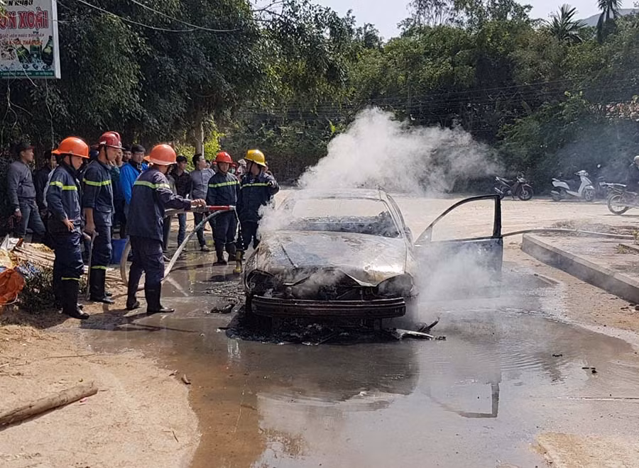  Hiện trường vụ cháy xe. Ảnh: Thi Phú