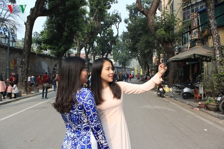  Các thiếu nữ tuổi đôi mươi mặc áo dài truyền thống chụp ảnh 