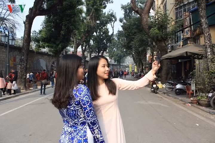  Các thiếu nữ tuổi đôi mươi mặc áo dài truyền thống chụp ảnh 