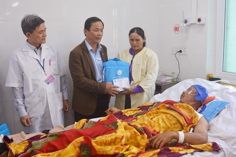  Lãnh đạo BHXH Gia Lai thăm, chúc Tết, tặng quà các bệnh nhân BHYT. Ảnh: Văn Hùng
