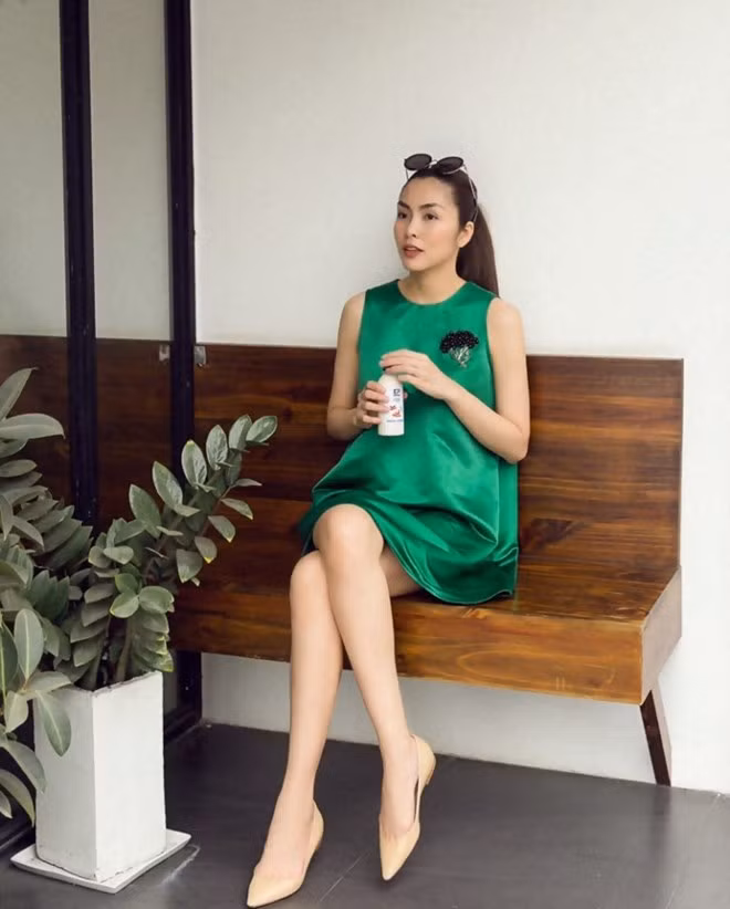 Tăng Thanh Hà tận hưởng tiết trời mát mẻ của Sài Gòn với bộ đầm sát nách phủ sắc xanh mướt, kết hợp ăn ý với giày mũi nhọn màu beige.