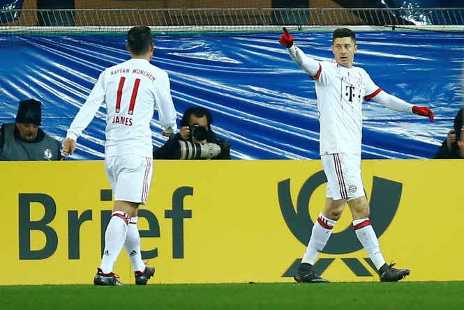 Lewandowski (phải) ăn mừng bàn nâng tỉ số lên 2-0 cho B.M. Ảnh: REUTERS Lewandowski (phải) ăn mừng bàn nâng tỉ số lên 2-0 cho B.M. Ảnh: REUTERS