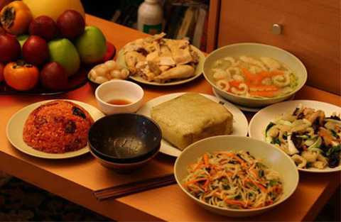 Mâm giao thừa trong nhà có bánh chưng, dưa kiệu.