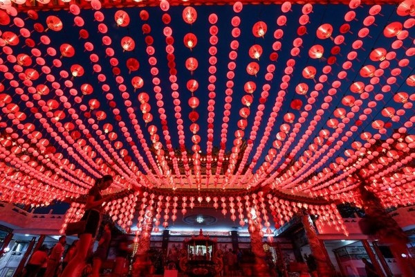  Ngôi đền được nhuộm đỏ với những chiếc đèn lồng. Ảnh: AFP.