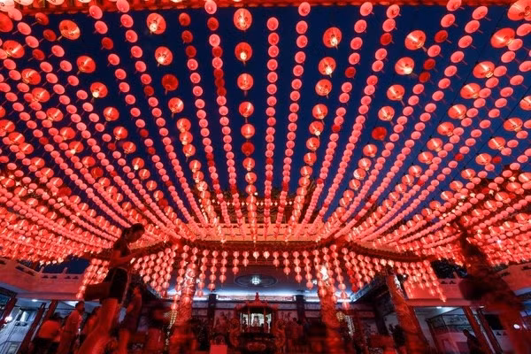  Ngôi đền được nhuộm đỏ với những chiếc đèn lồng. Ảnh: AFP.