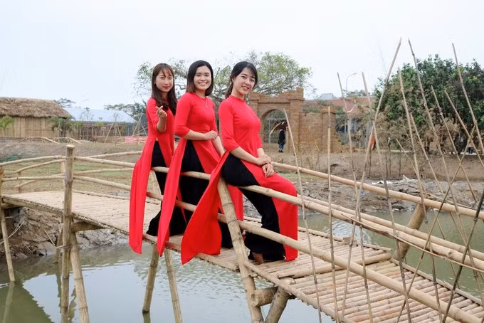 ...tạo dáng trên chiếc cầu tre.