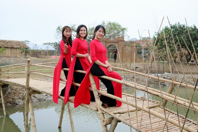 ...tạo dáng trên chiếc cầu tre.