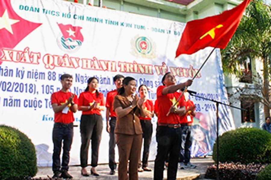  Phó Chủ tịch UBND tỉnh Kon Tum Trần Thị Nga trao cờ hành trình cho tuổi trẻ Kon Tum. Ảnh: Duy Tân