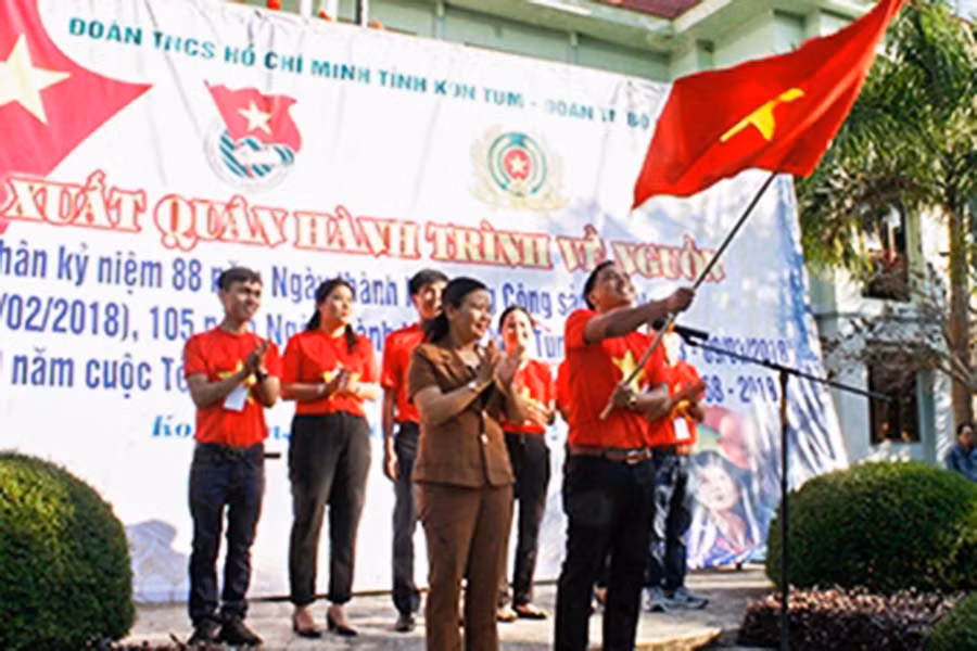  Phó Chủ tịch UBND tỉnh Kon Tum Trần Thị Nga trao cờ hành trình cho tuổi trẻ Kon Tum. Ảnh: Duy Tân