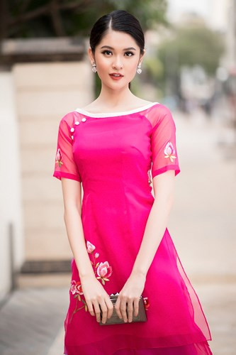 Cách tạo dáng đơn giản cũng góp phần giúp bộ trang phục trở nên ấn tượng hơn.