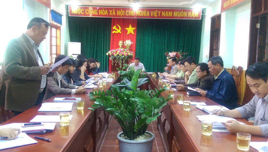 Đoàn giám sát làm việc với đơn vị quản lý thị trường. Ảnh: L.L