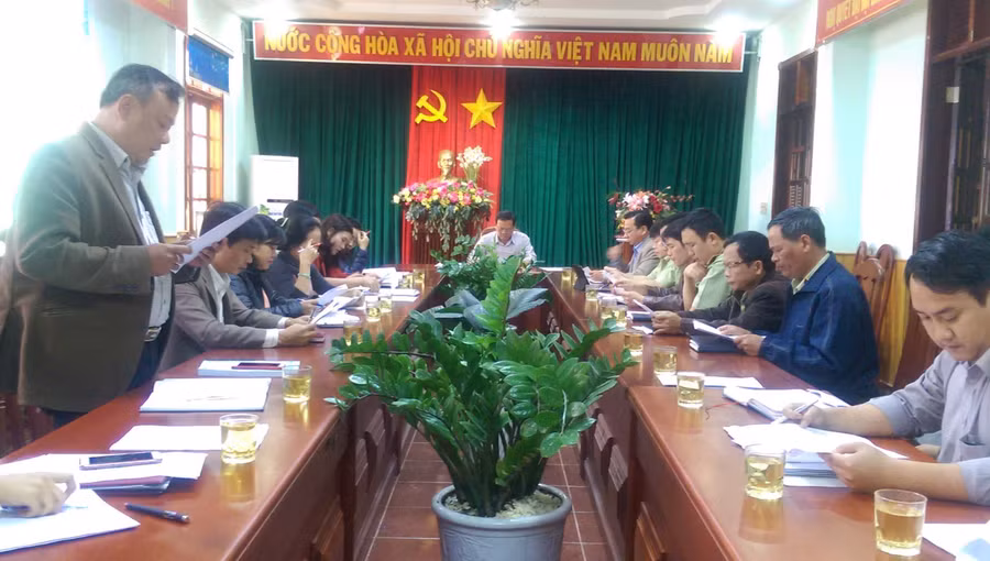 Đoàn giám sát làm việc với đơn vị quản lý thị trường. Ảnh: L.L