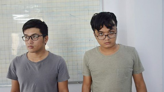 Bảo (trái) và Sỹ tại cơ quan Công an. Bảo (trái) và Sỹ tại cơ quan Công an.