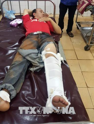 Ông Phan Ngọc Khoa, Hạt phó Hạt Kiểm lâm Krông Nô bị xe càng cán qua chân khi tham gia bắt giữ gỗ lậu. 