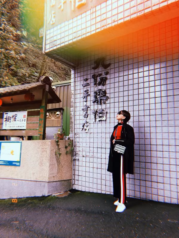 Sau một thời gian dài mê mệt các kiểu váy thun, váy len, váy siêu ngắn có khả năng 'kéo dài' đôi chân, Tóc Tiên tìm đến các kiểu quần kẻ sọc hợp mốt để làm mới phong cách.