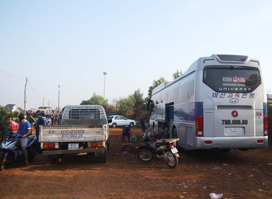  Xe khách tuyến Gia Lai-Phú Yên đang chờ sẵn để đón người bán hoa về ăn Tết. 