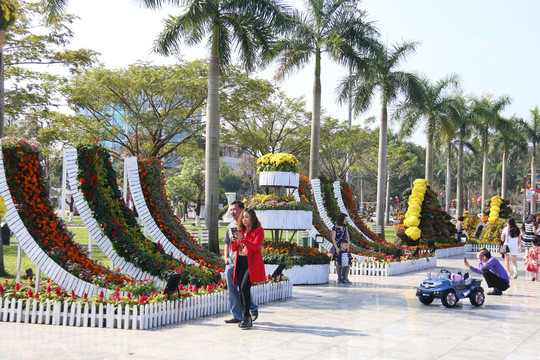 Quảng trường 24/3 ở Tam Kỳ ngập tràn sắc hoa