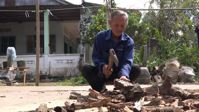  Tự tay ông chẻ củi để chuẩn bị nấu bánh tét dịp Tết cổ truyền sắp tới